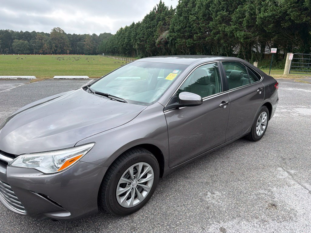 Used 2017 Toyota Camry LE FWD image 3