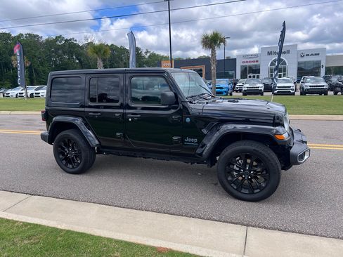 Certified 2025 Jeep Wrangler Unlimited Sahara w/ Safety Group AWD/4WD image 3
