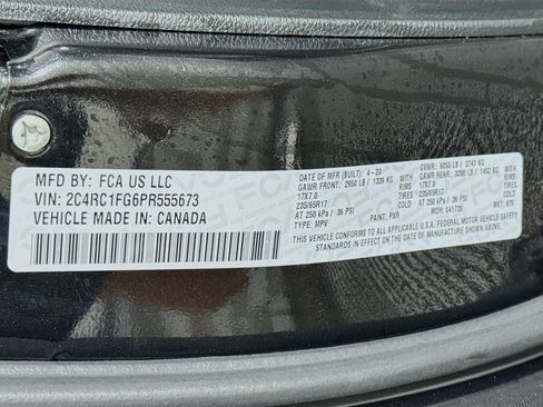 Used 2023 Chrysler Pacifica Touring FWD image 38