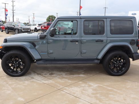 Used 2025 Jeep Wrangler Unlimited Sahara AWD/4WD image 8