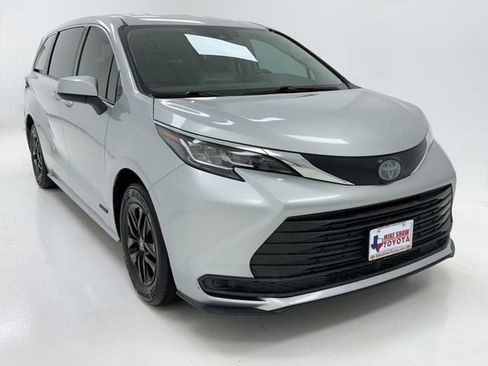 Used 2021 Toyota Sienna LE FWD image 2