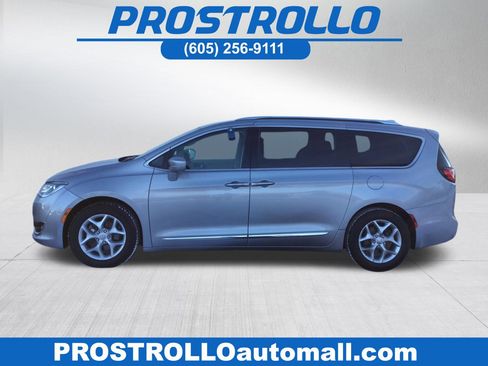 Used 2019 Chrysler Pacifica Touring-L w/ Tire & Wheel Group image 1