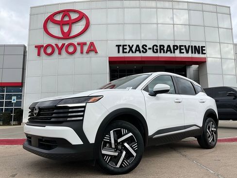 Used 2025 Nissan Kicks SV image 2