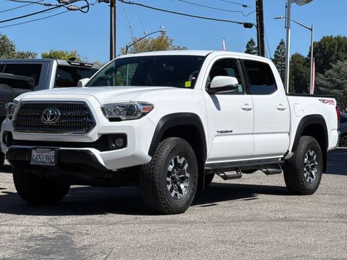 Certified 2017 Toyota Tacoma TRD Off-Road AWD/4WD image 7