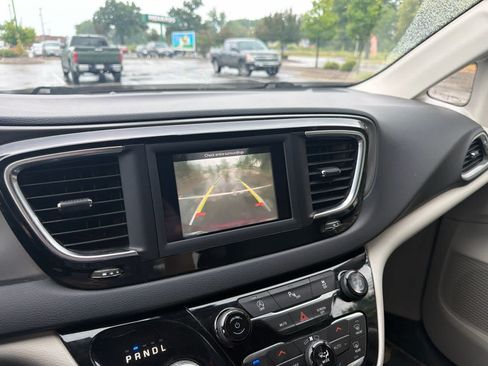 Used 2020 Chrysler Pacifica Touring-L FWD image 9