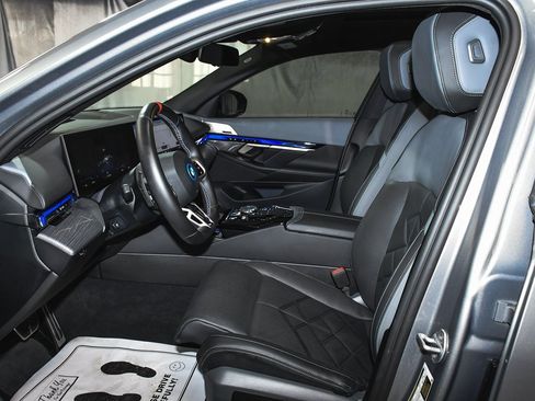 Used 2025 BMW i5 M60 w/ Executive Package image 60