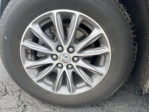 Used 2024 Buick Enclave Essence image 22