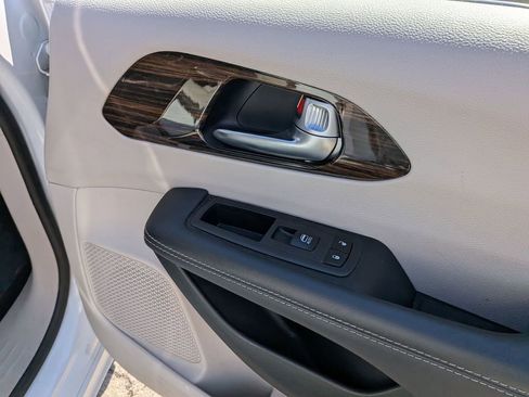 Used 2023 Chrysler Pacifica Limited image 16