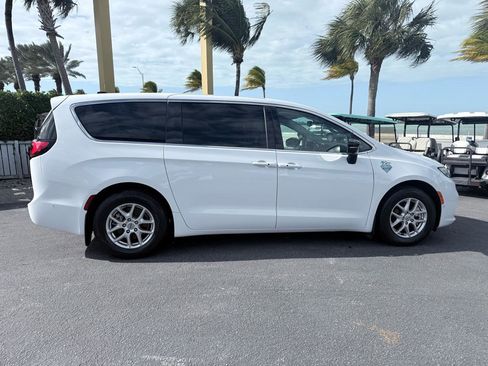 Used 2024 Chrysler Pacifica Touring-L image 7