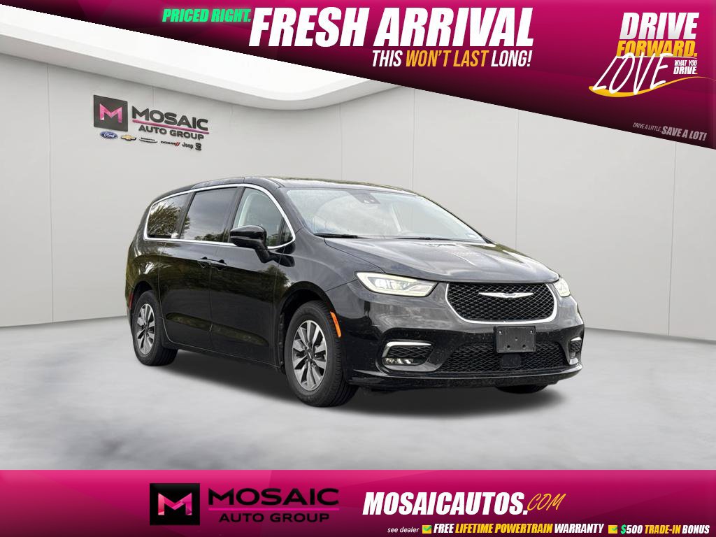 Used 2023 Chrysler Pacifica Touring-L FWD image 1