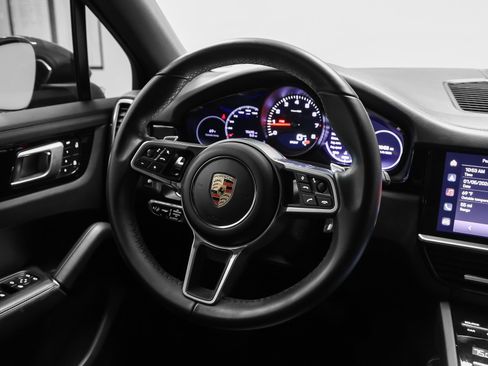 Used 2023 Porsche Cayenne Platinum Edition image 31