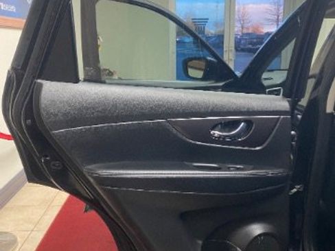 Used 2016 Nissan Rogue SV w/ SV Premium Package image 7