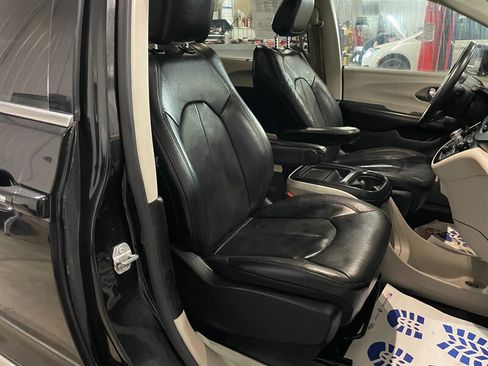 Used 2020 Chrysler Pacifica Touring-L image 17