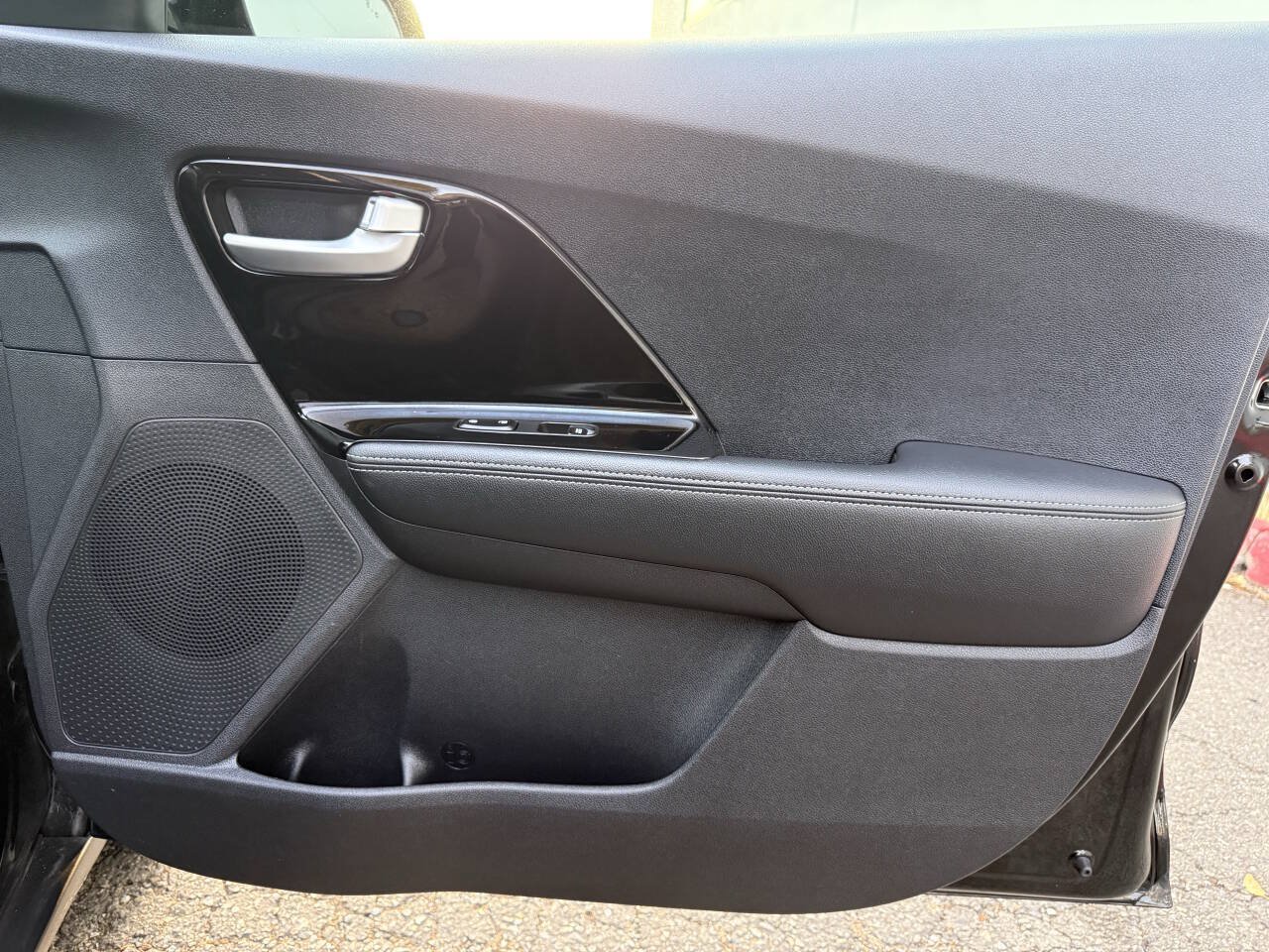 Used 2018 Kia Niro EX FWD image 20