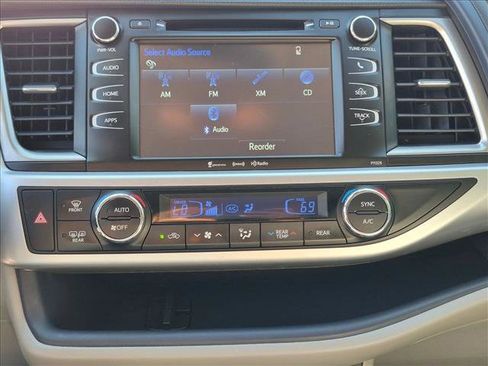 Used 2018 Toyota Highlander Plus FWD image 13