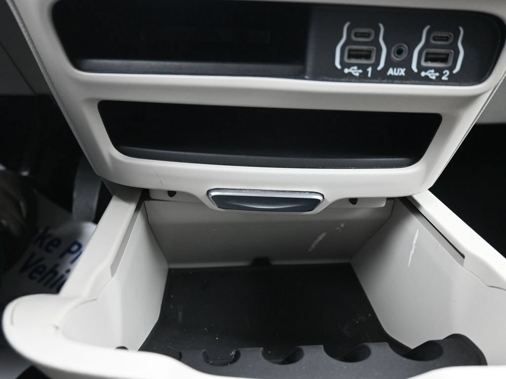 Used 2023 Chrysler Pacifica Touring-L FWD image 14