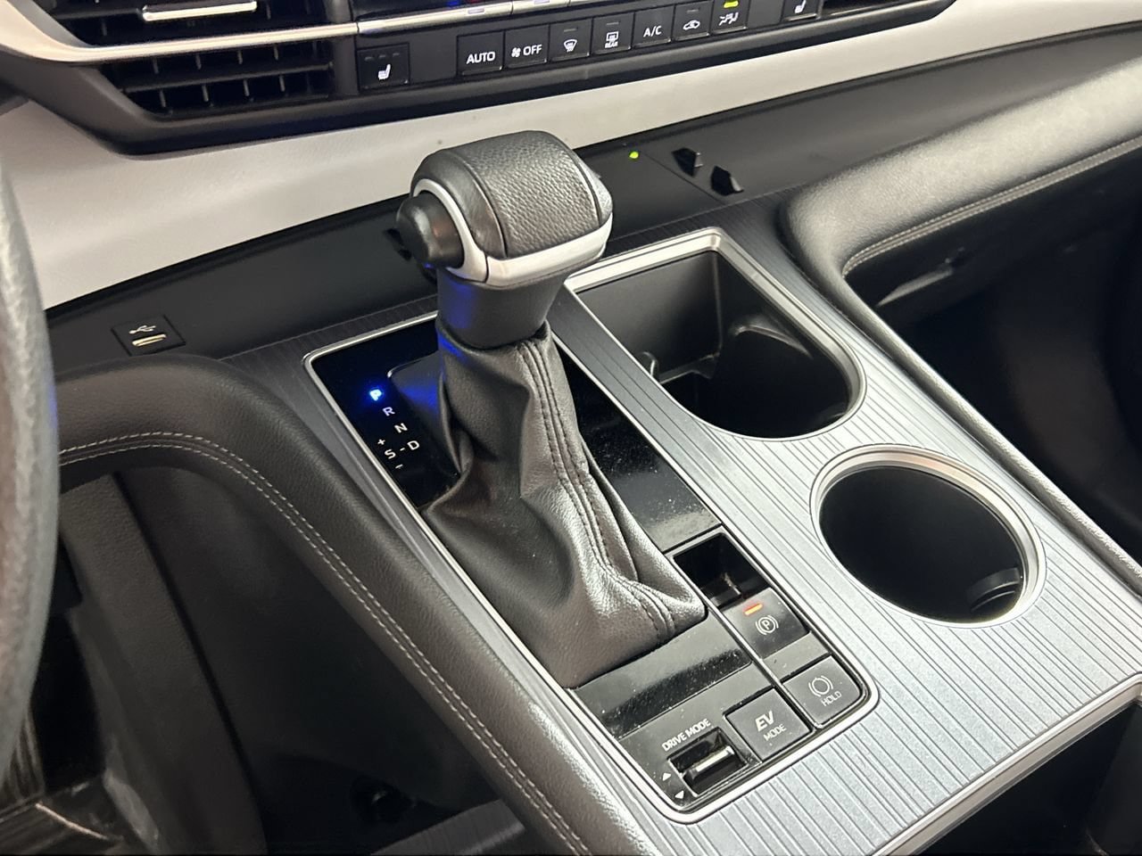 Used 2025 Toyota Sienna XLE FWD image 17