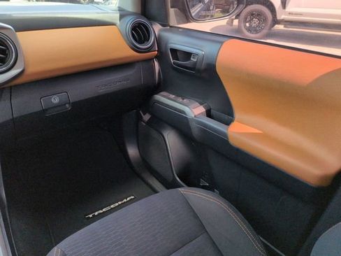 Used 2018 Toyota Tacoma SR5 RWD image 16