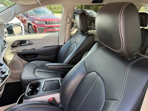 Used 2024 Chrysler Pacifica Touring-L FWD image 24
