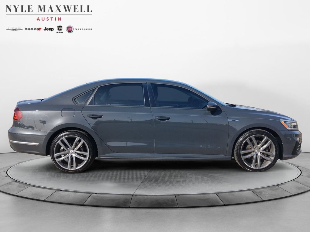 Used 2018 Volkswagen Passat 2.0T R-Line w/ R-Line Lighting Package FWD image 17