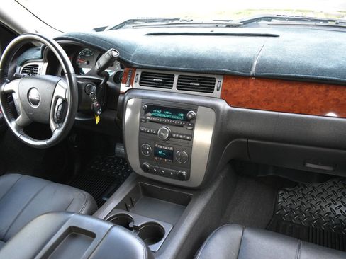 Used 2009 GMC Sierra 1500 SLT w/ Suspension Package, Off-Road image 27