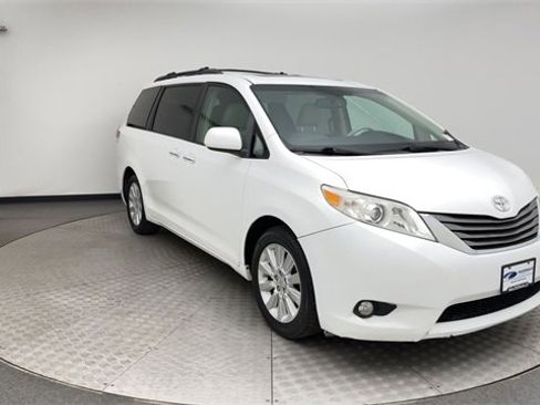Used 2011 Toyota Sienna XLE w/ Premium Pkg image 8