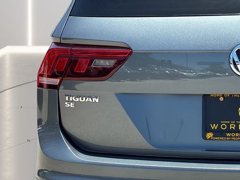 Used 2021 Volkswagen Tiguan SE w/ Panoramic Sunroof Package FWD image 29