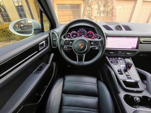 Used 2020 Porsche Cayenne Base image 31