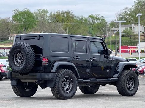 Used 2017 Jeep Wrangler Unlimited Sahara AWD/4WD image 7
