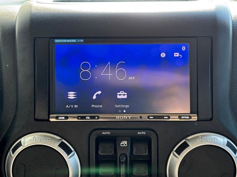 Used 2015 Jeep Wrangler Unlimited Sahara w/ Connectivity Group AWD/4WD image 19