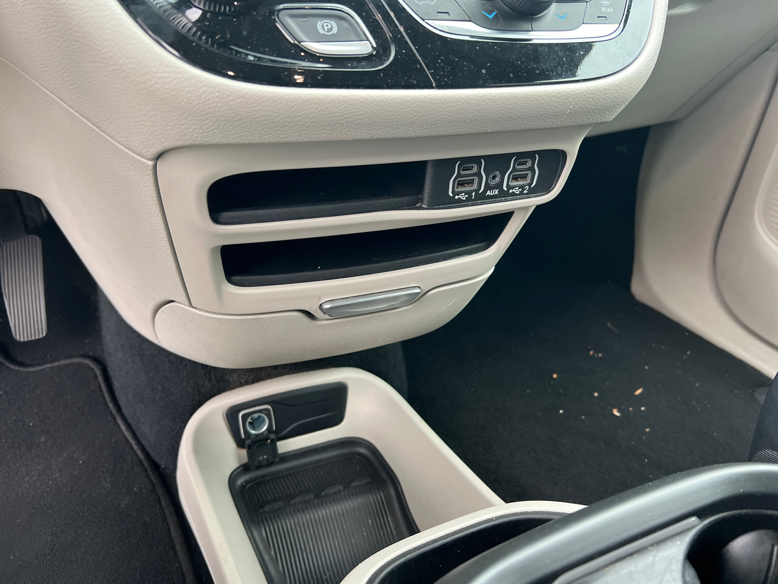 Used 2024 Chrysler Pacifica Touring-L FWD image 30