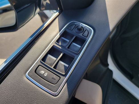 Used 2020 Jaguar F-PACE Premium image 17