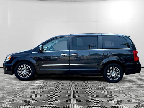 Used 2014 Chrysler Town & Country Touring-L w/ Driver Convenience Group image 8
