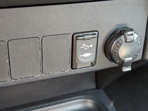 Used 2017 Toyota RAV4 XLE AWD/4WD image 33