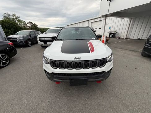 Used 2025 Jeep Compass Trailhawk AWD/4WD image 8