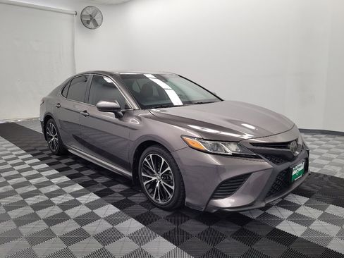 Used 2018 Toyota Camry SE FWD image 13