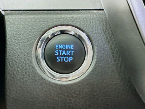 Used 2018 Toyota Camry SE w/ Moonroof Package image 18