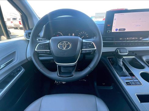 Used 2025 Toyota Sienna XLE FWD image 5
