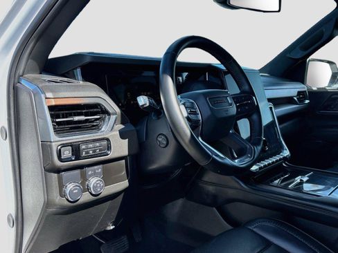 Used 2025 GMC Yukon Denali RWD image 9