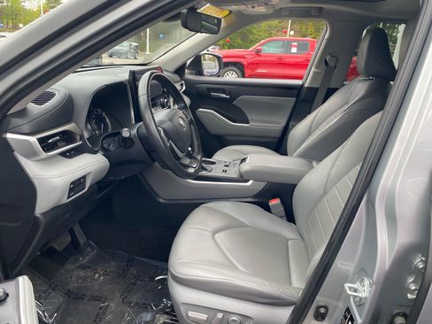 Used 2023 Toyota Highlander XLE image 5