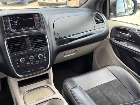 Used 2019 Dodge Grand Caravan SXT FWD image 25