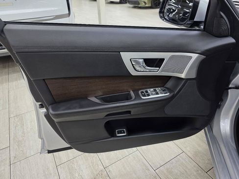 Used 2014 Jaguar XF RWD image 38