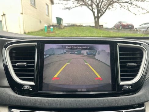 Used 2023 Chrysler Pacifica Touring-L image 18