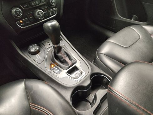 Used 2019 Jeep Cherokee Trailhawk w/ Comfort/Convenience Group AWD/4WD image 26