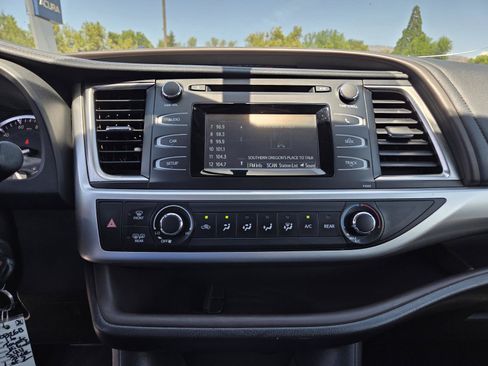 Used 2016 Toyota Highlander LE AWD/4WD image 26