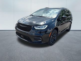 Used 2023 Chrysler Pacifica Touring-L w/ S Appearance Package AWD/4WD video 2