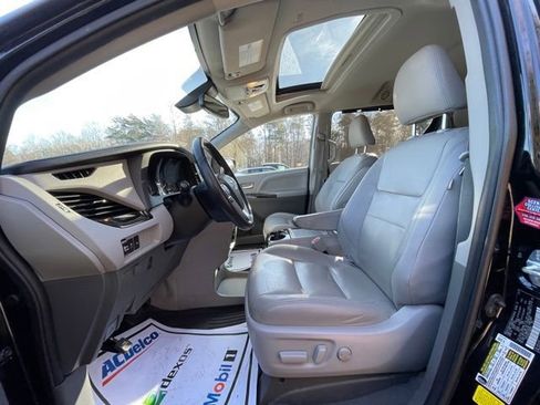 Used 2020 Toyota Sienna XLE image 20
