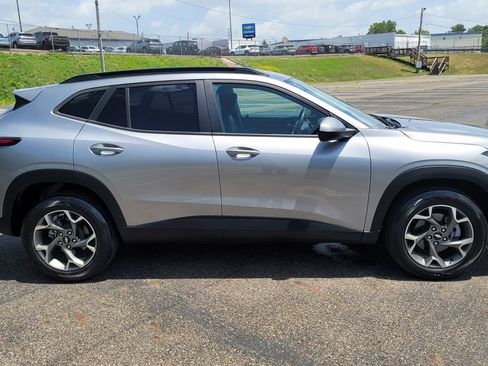 Used 2024 Chevrolet Trax LT w/ Driver Confidence Package FWD image 14