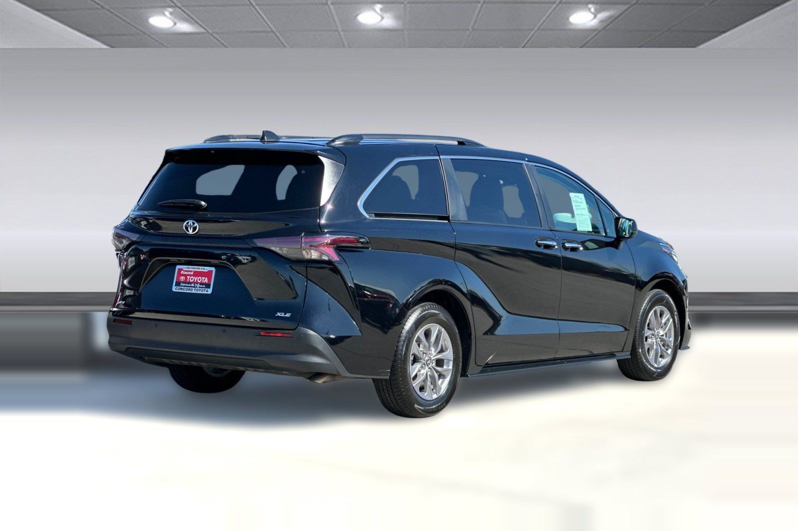 Used 2026 Toyota Sienna XLE FWD image 9