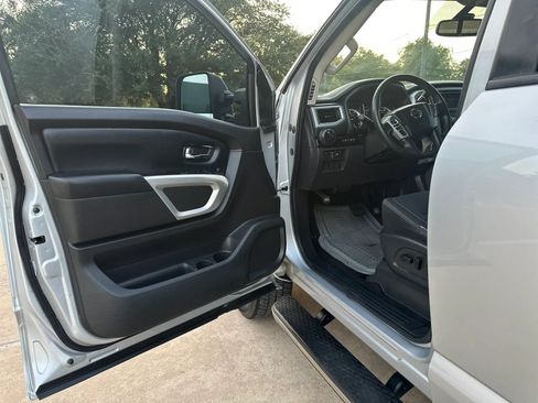 Used 2019 Nissan Titan SV w/ SV Convenience Package AWD/4WD image 9